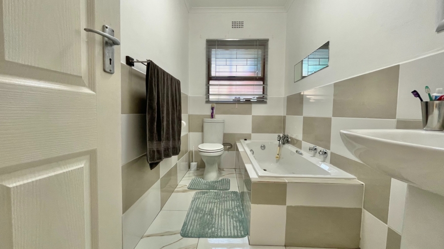 4 Bedroom Property for Sale in Gordons Bay Central Western Cape
